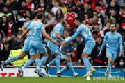 英超曼城补时争议红牌绝杀利物浦，终结对手五连胜登顶引热议