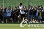  米兰球迷抗议转会政策遭驱散  