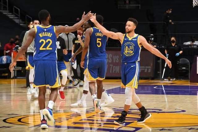 NBA,库里三分绝杀雷霆,勇士终结对手11连胜登顶西部引热议